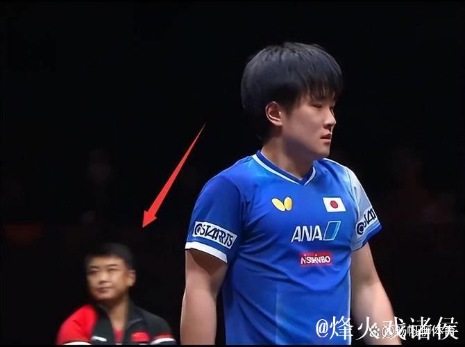 王皓气到收名牌！抿嘴沮丧瞬间被抓拍 与张本智和握手黑脸毫无生机