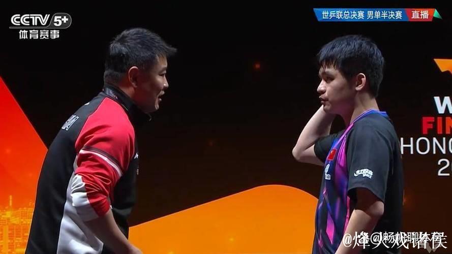 王皓气到收名牌！抿嘴沮丧瞬间被抓拍 与张本智和握手黑脸毫无生机