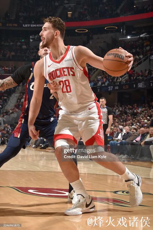 申京穿着Lebron NXXT Gen，空砍33分10篮板10助攻